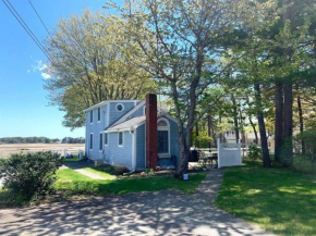 Bayview- 4Bedroom Footbridge Beach Family Home with Hot Tub!